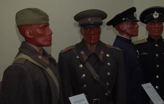 В Ярославле проходит выставка военного костюма «Непобедимая и легендарная»