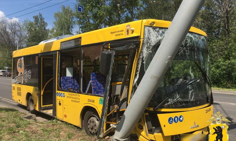 Влетел в опору, когда брал за проезд: стали известны новые подробности ДТП с автобусом в Ярославле
