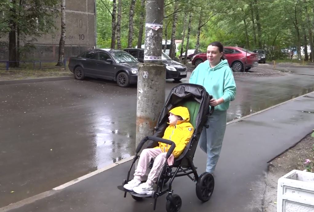 Девочка с ограниченными возможностями здоровья получила в подарок кресло-коляску