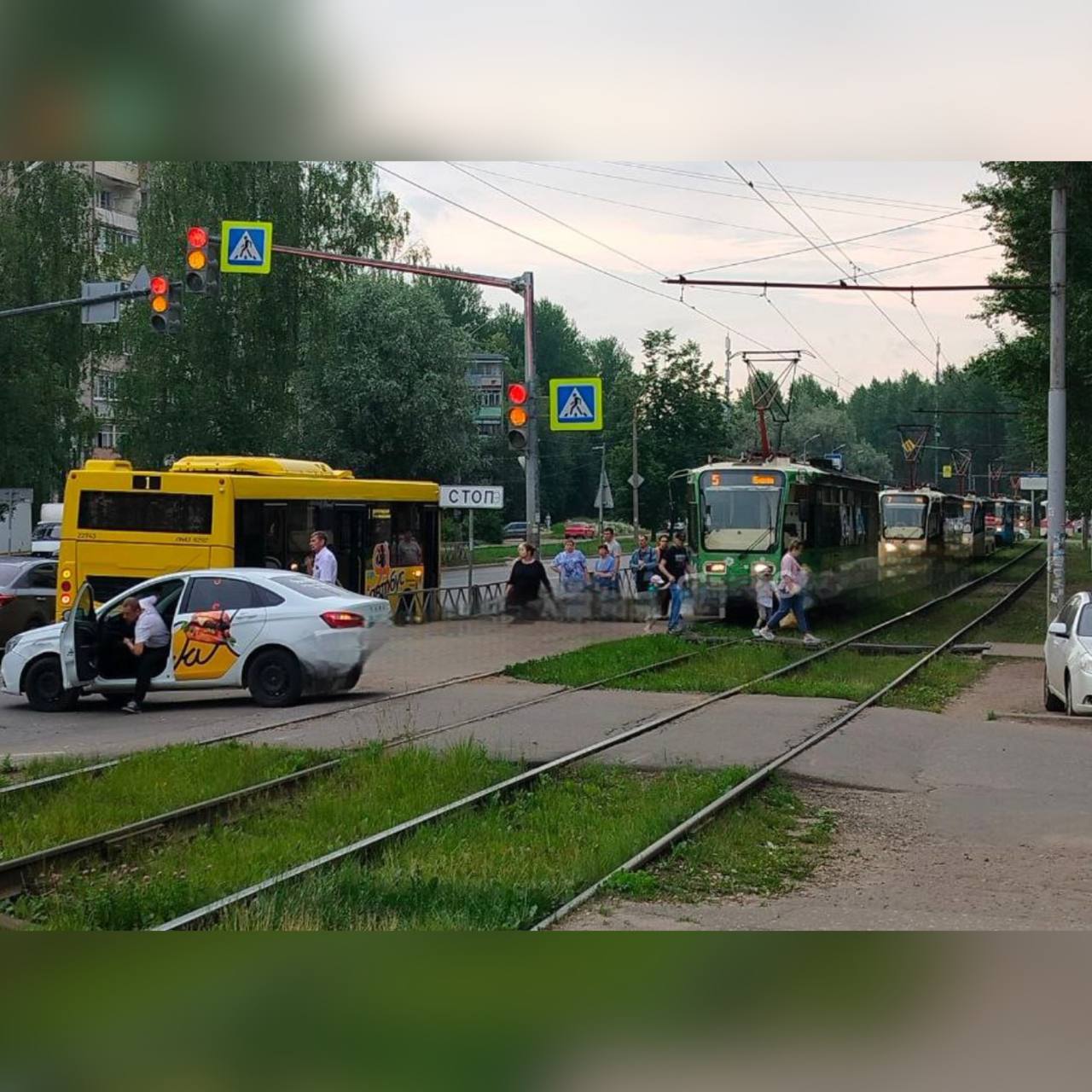 В Ярославле трамваи встали из-за ДТП в Дзержинском районе | Первый  ярославский телеканал