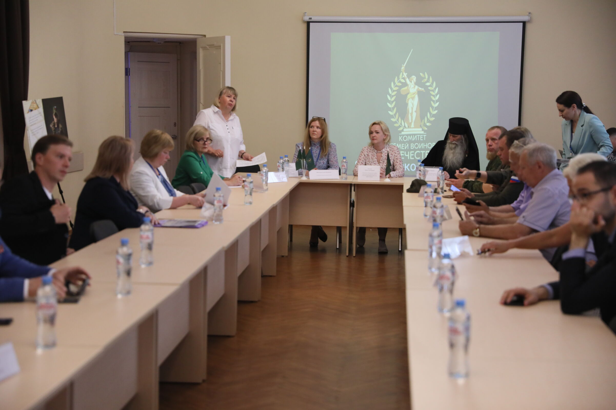 В Ярославле прошел круглый стол по вопросам содействия семьям участников СВО