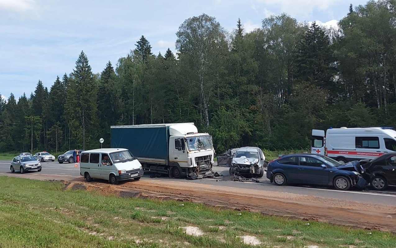 Стало известно о пострадавших в массовой аварии на трассе в Ярославской  области | Первый ярославский телеканал