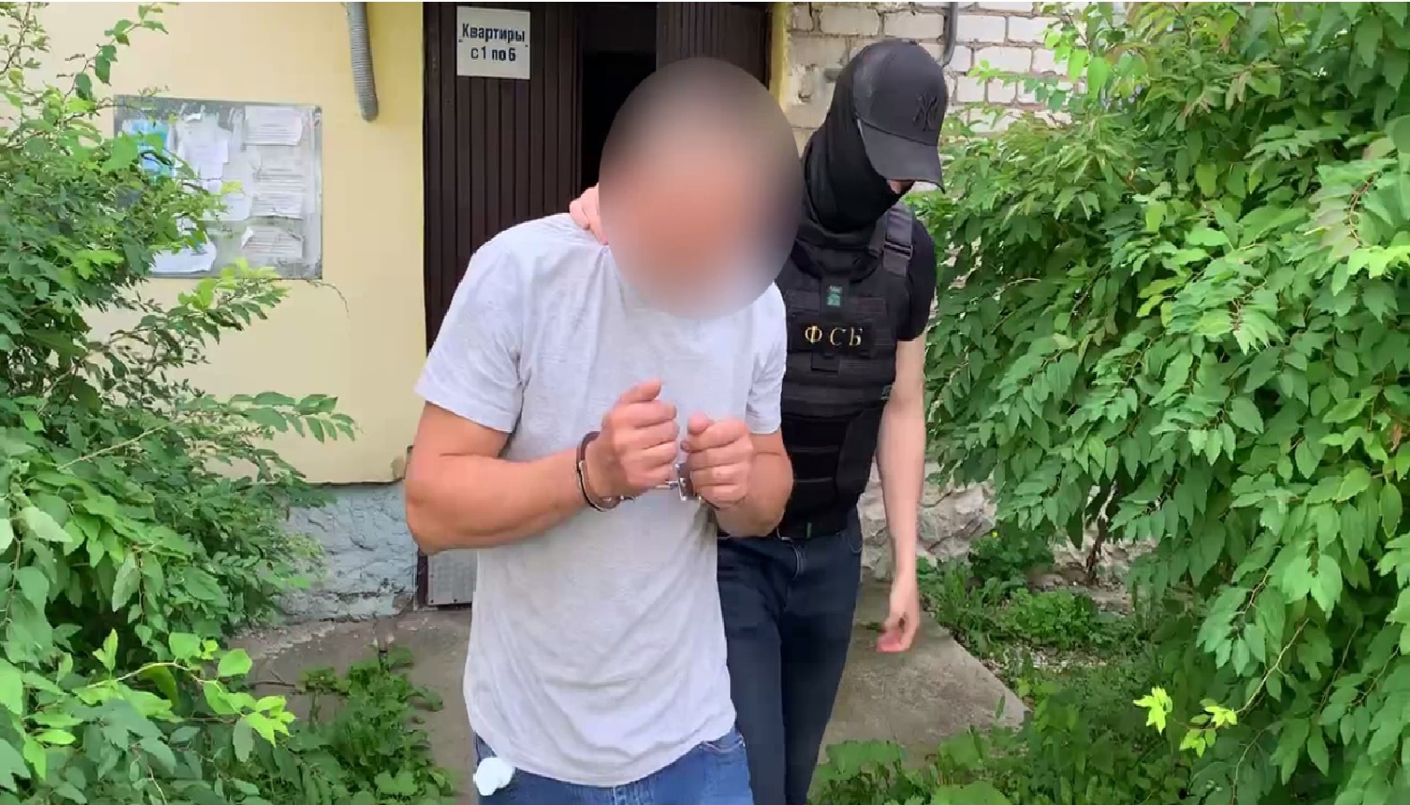 Задержание подозреваемого в экстремистских призывах сотрудниками ФСБ