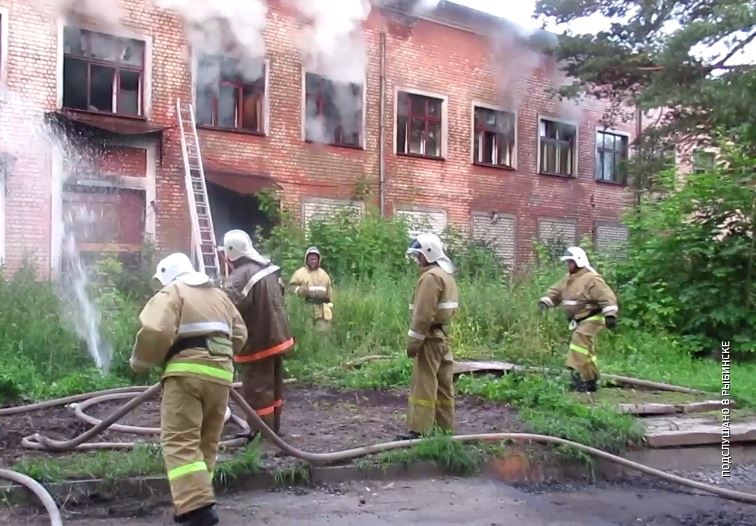 Пожар в бывшем культурном центре "Юбилейный" в Рыбинске попал в новости и фото смартфонов прохожих
