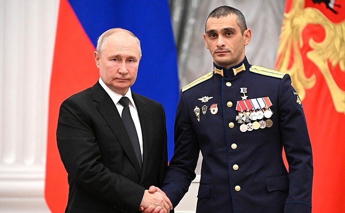 Владимир Путин призвал чиновников на всех уровнях относиться к семьям погибших бойцов СВО как к собственным семьям и детям