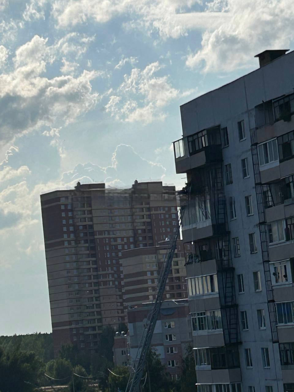 На восьмой этаж по пожарной лестнице. В Заволжском районе Ярославля загорелась квартира