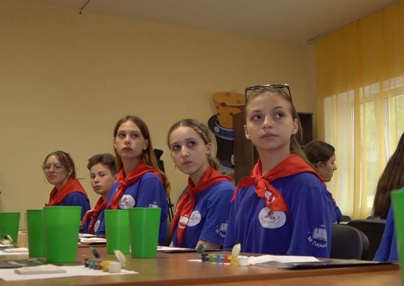 Белгородским детям, отдыхающим сейчас в лагере имени Горького, провели обзорную экскурсию по Ярославлю
