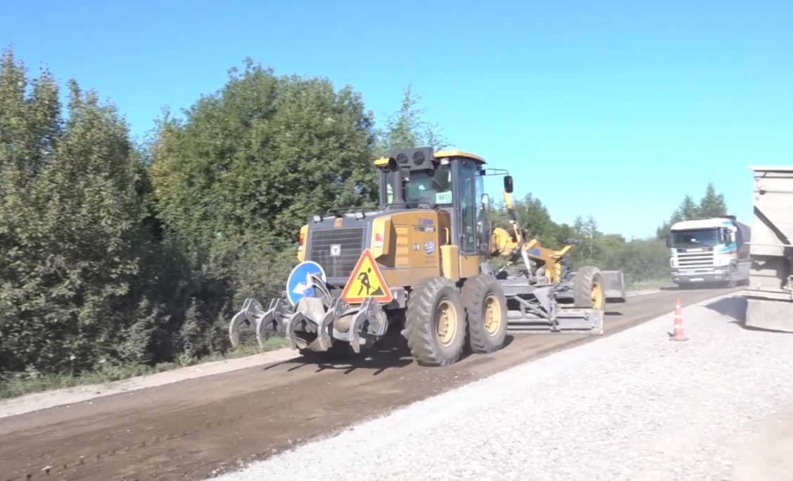 В Ярославской области начали ремонтировать дорогу из плана следующего года