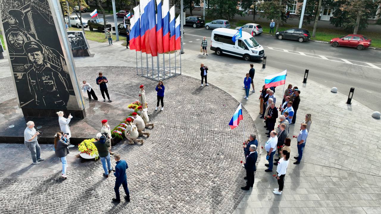 В Ярославле День флага отметили автопробегом | Первый ярославский телеканал