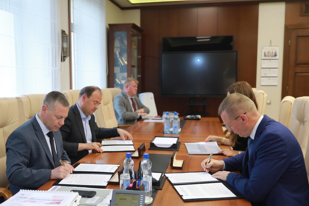 В Ярославле подписали трехстороннее соглашение между правительством, мэрией и моторным заводом