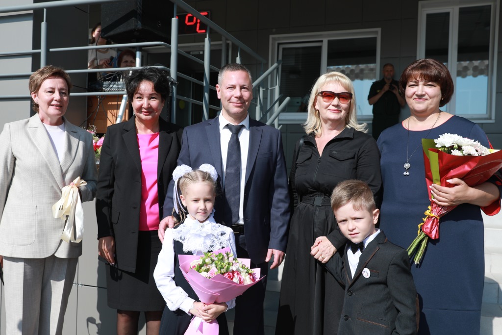 Михаил Евраев поздравил с Днем знаний учеников новой школы в селе Вощажниково