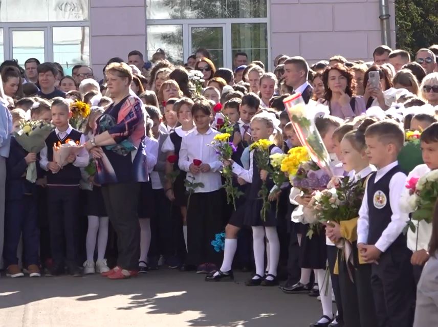 Первое сентября отметили в 33 школе Ярославля
