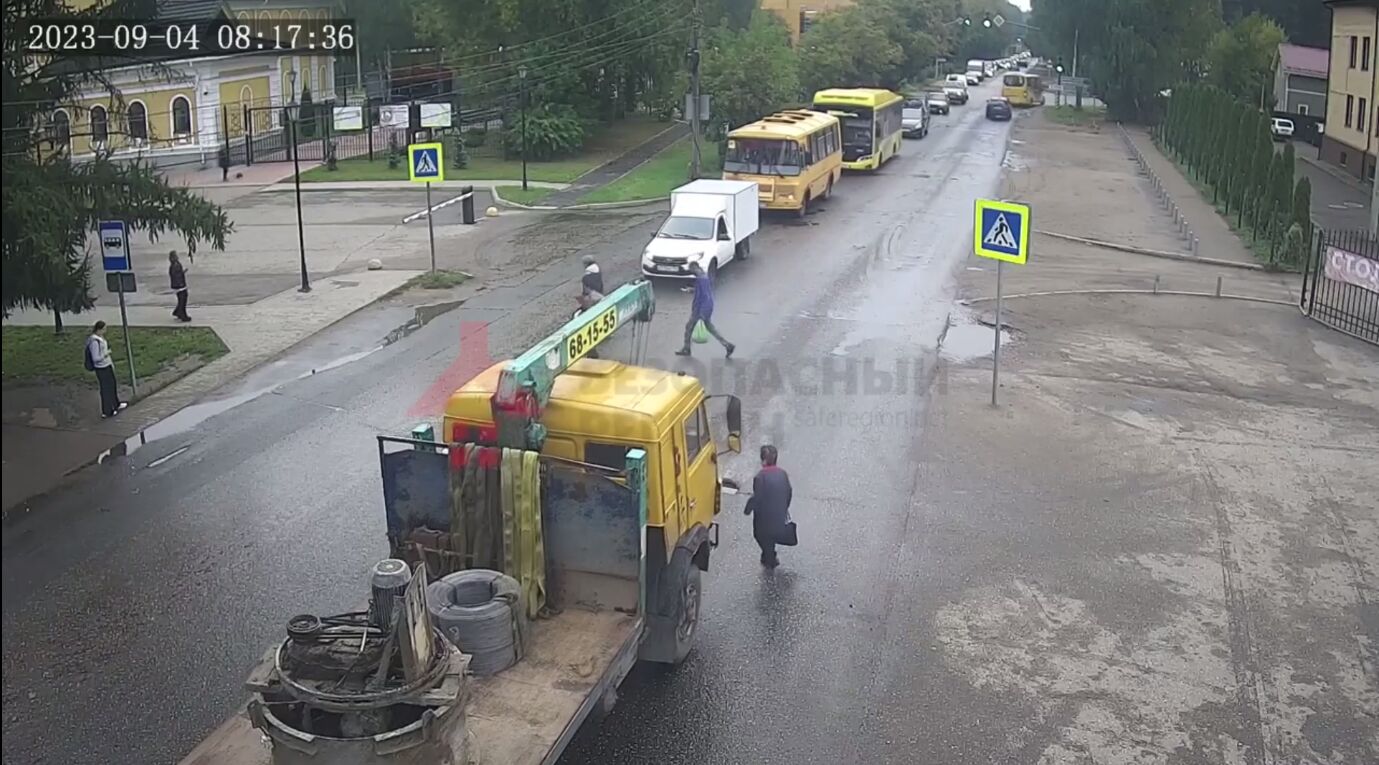 Попала в слепую зону: в сети появилось видео, как грузовик сбил женщину в  Ярославле | Первый ярославский телеканал