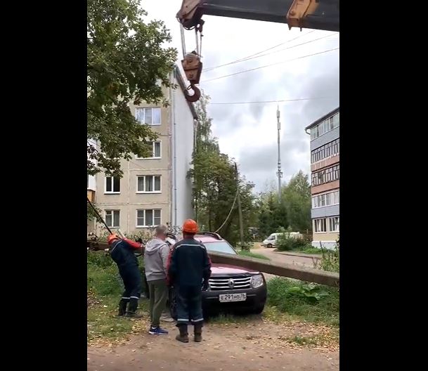 Столб рухнул на машину в ярославском дворе