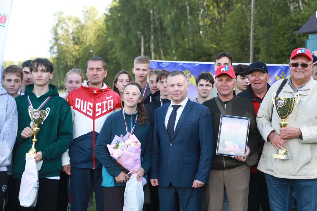 Золотые значки ГТО из рук губернатора получили школьники на соревнованиях памяти Владимира Лататуева