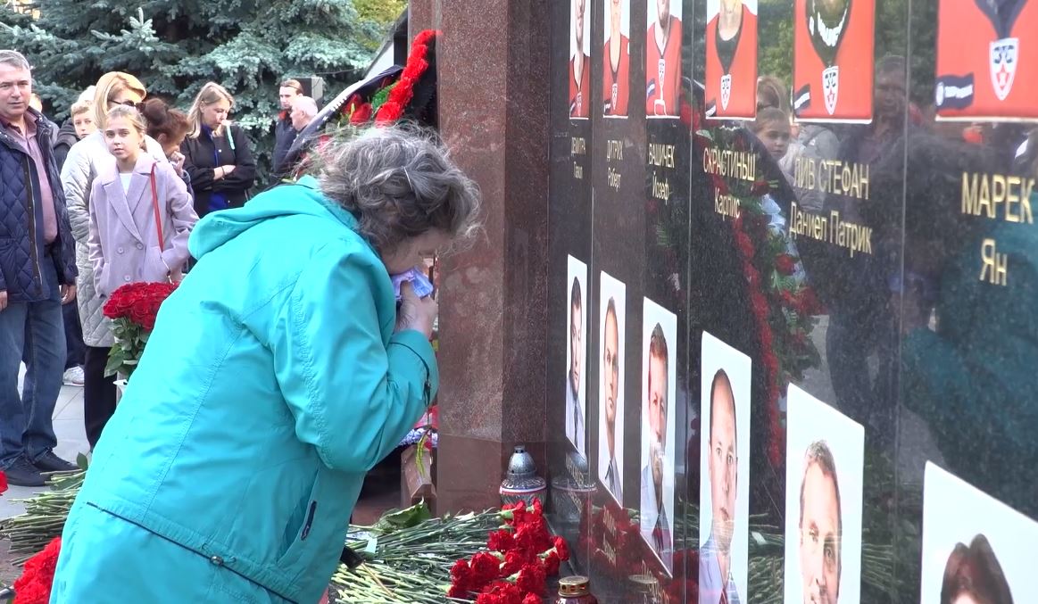 В регионе сегодня вспоминали погибших хоккеистов, тренеров и персонал команды «Локомотив»