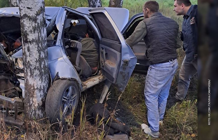 Машина оказалась смята и зажата между деревьями: подробности ДТП в Ярославле