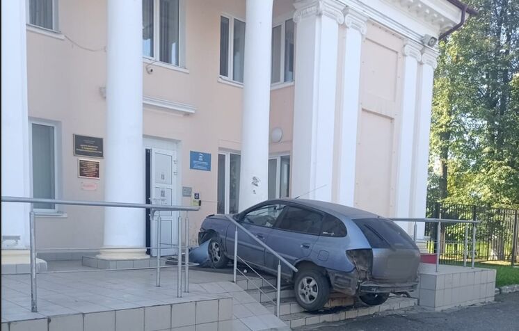 В Гаврилов-Яме пьяный водитель въехал в здание бывшего кинотеатра