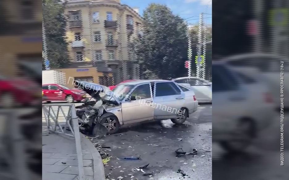 Автомобиль отлетел в отбойник: подробности ДТП в Ярославле