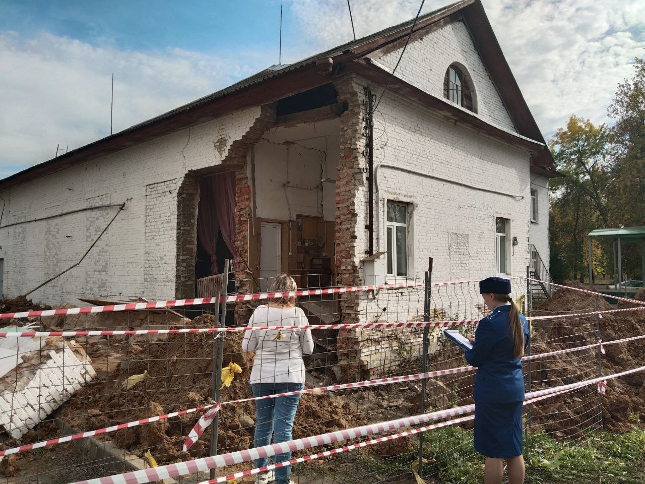 Рыбинская прокуратура организовала проверку по обрушению стены в досуговом центре посёлка Тихменево