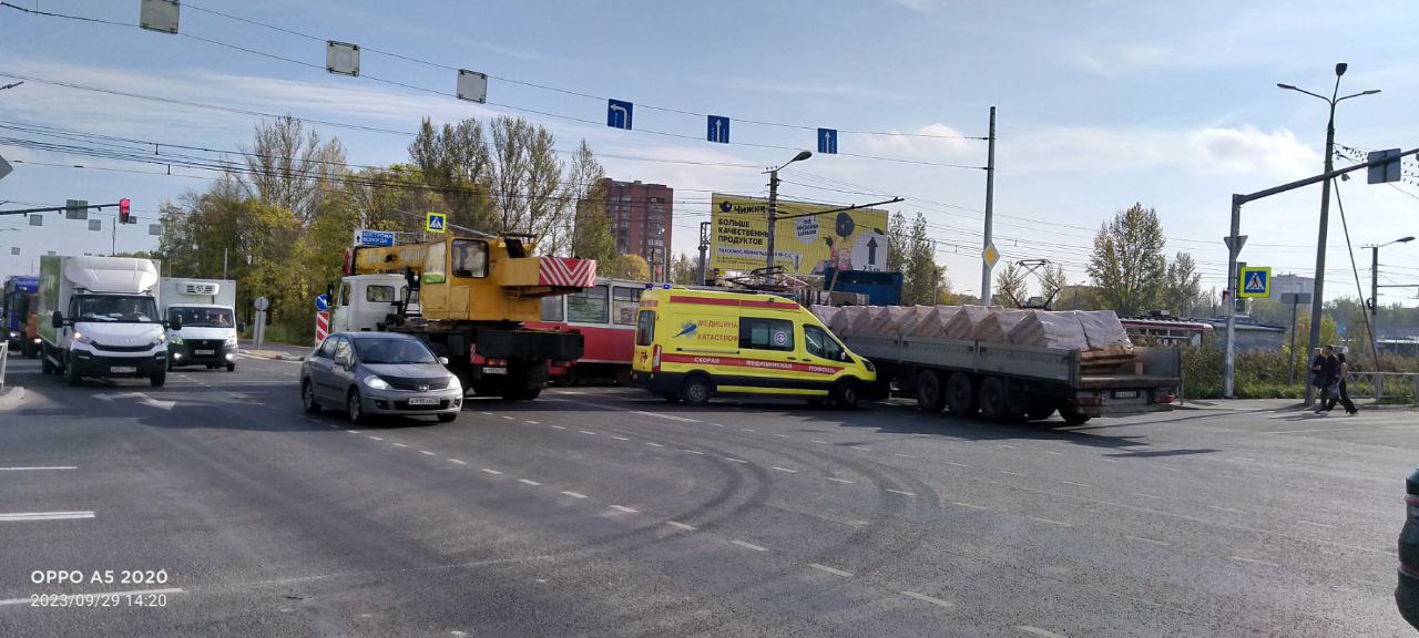Камаз протаранил трамвай в Дзержинском районе Ярославля