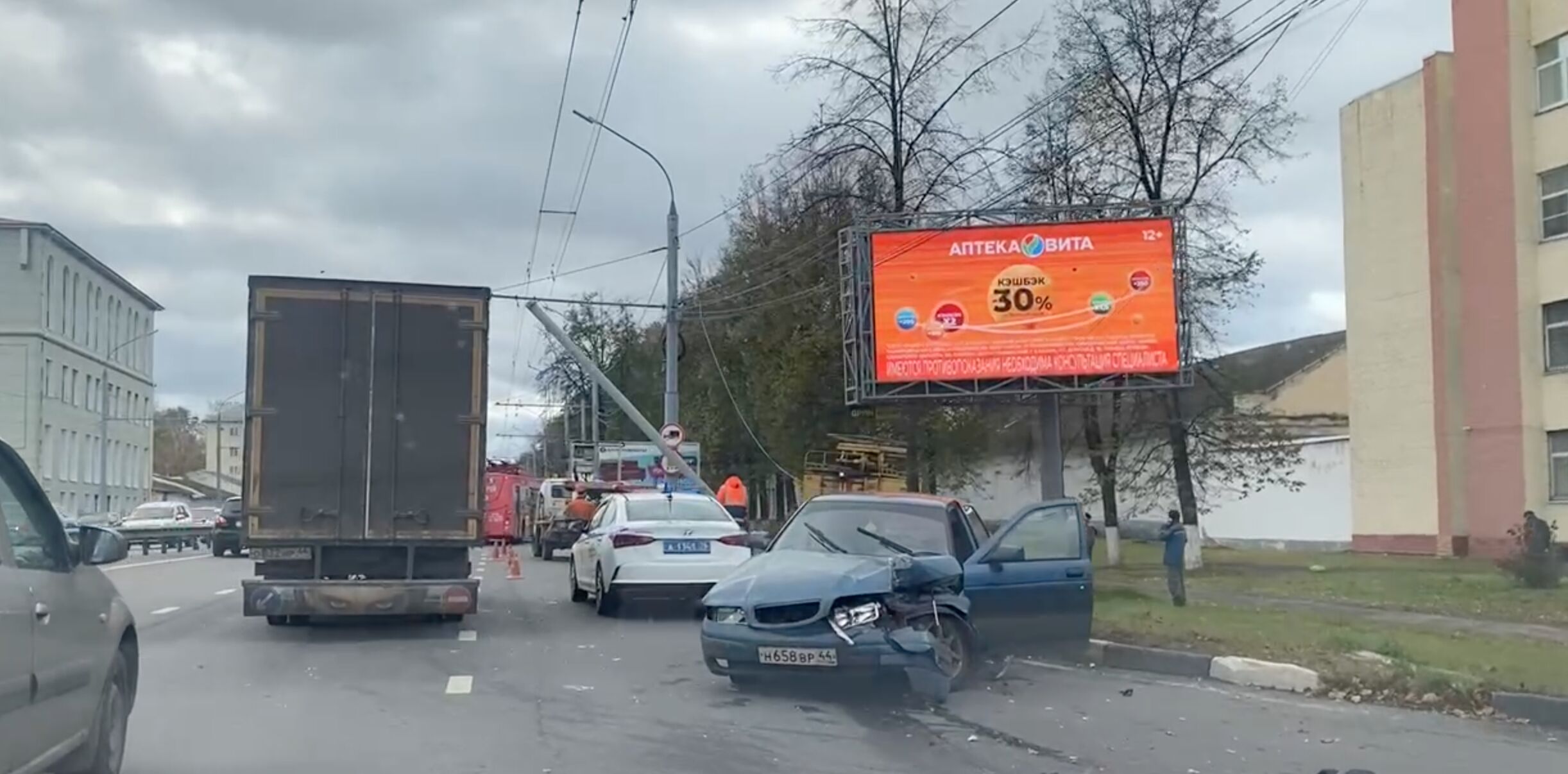 Московский проспект в Ярославле стоит в обе стороны. Причины | Первый  ярославский телеканал