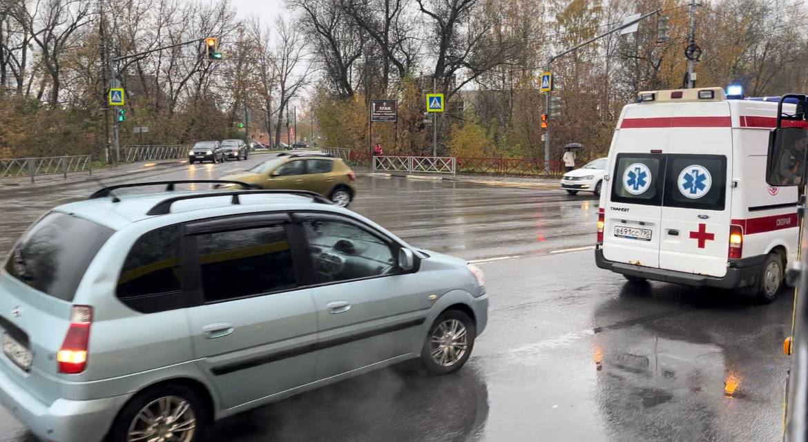 Авария со скорой заблокировала движение транспорта в Заволжском районе