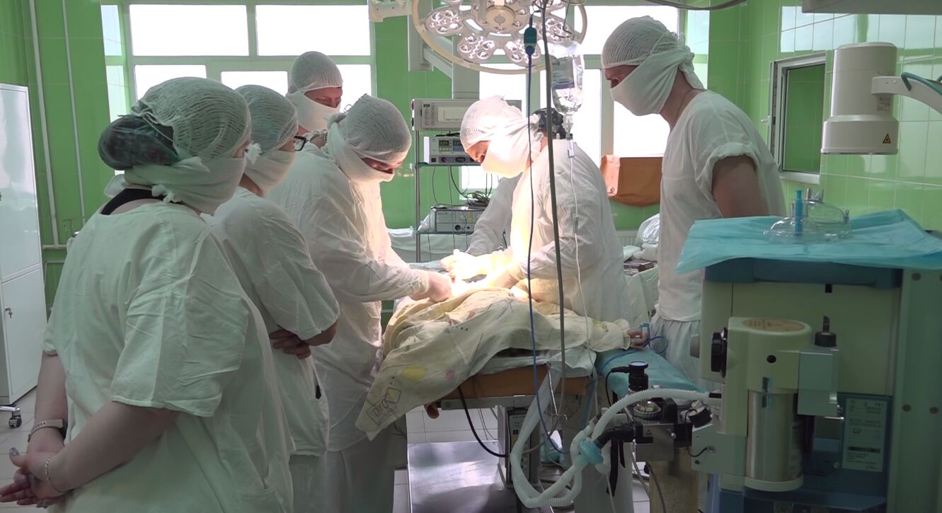 Медики из Ярославля и Санкт-Петербурга провели уникальную операцию 14-летней девочке