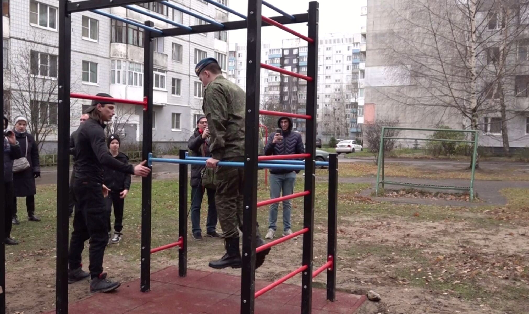 В Ярославле для бойца сделали воркаут-площадку