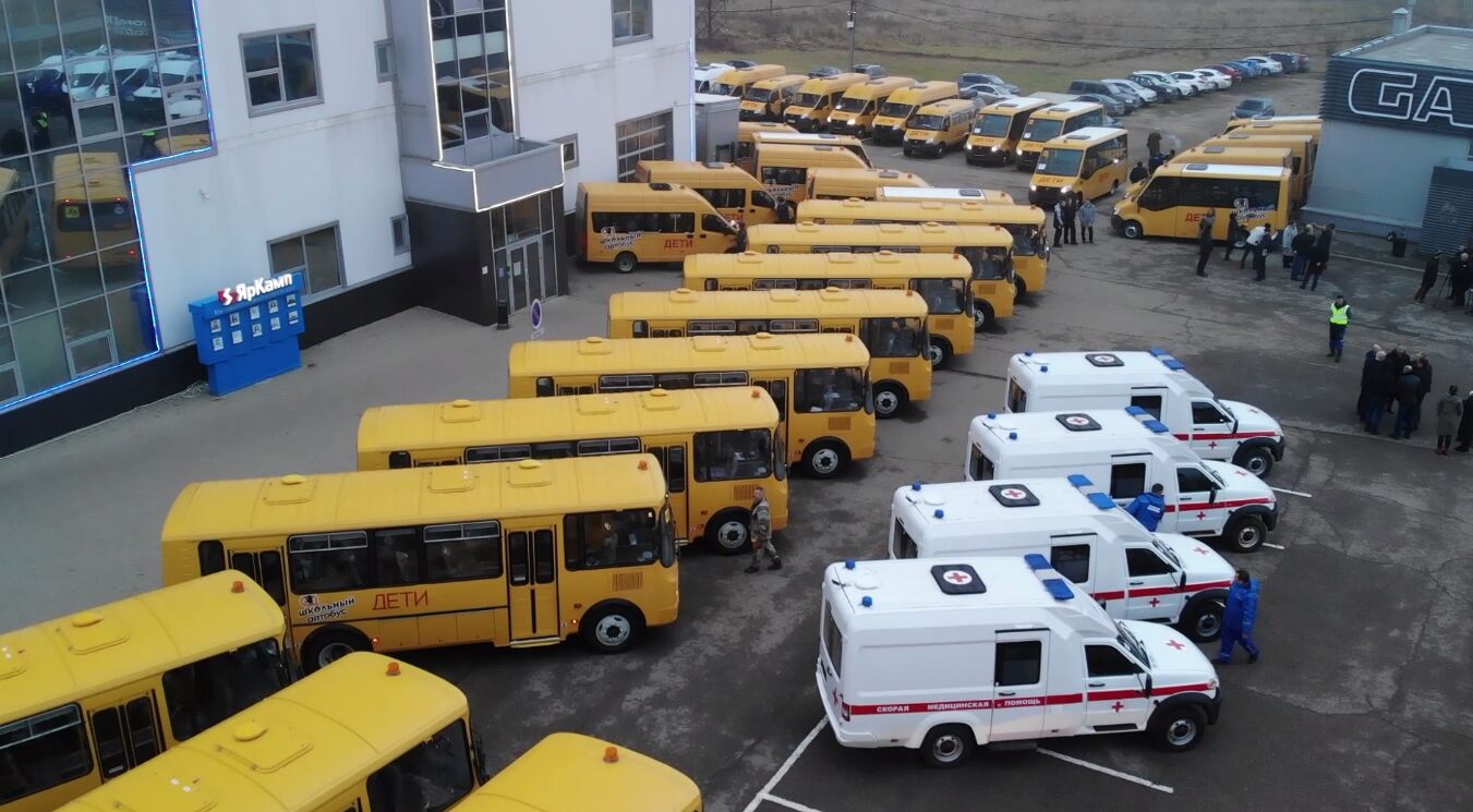 Новые школьные автобусы и скорые отправятся в 15 муниципальных районов Ярославской области