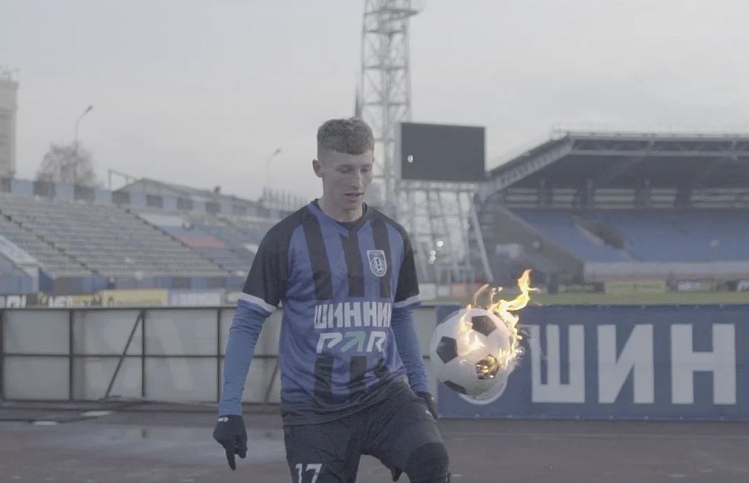 Ярославские футболисты провели чеканку огненного мяча на стадионе «Шинник»