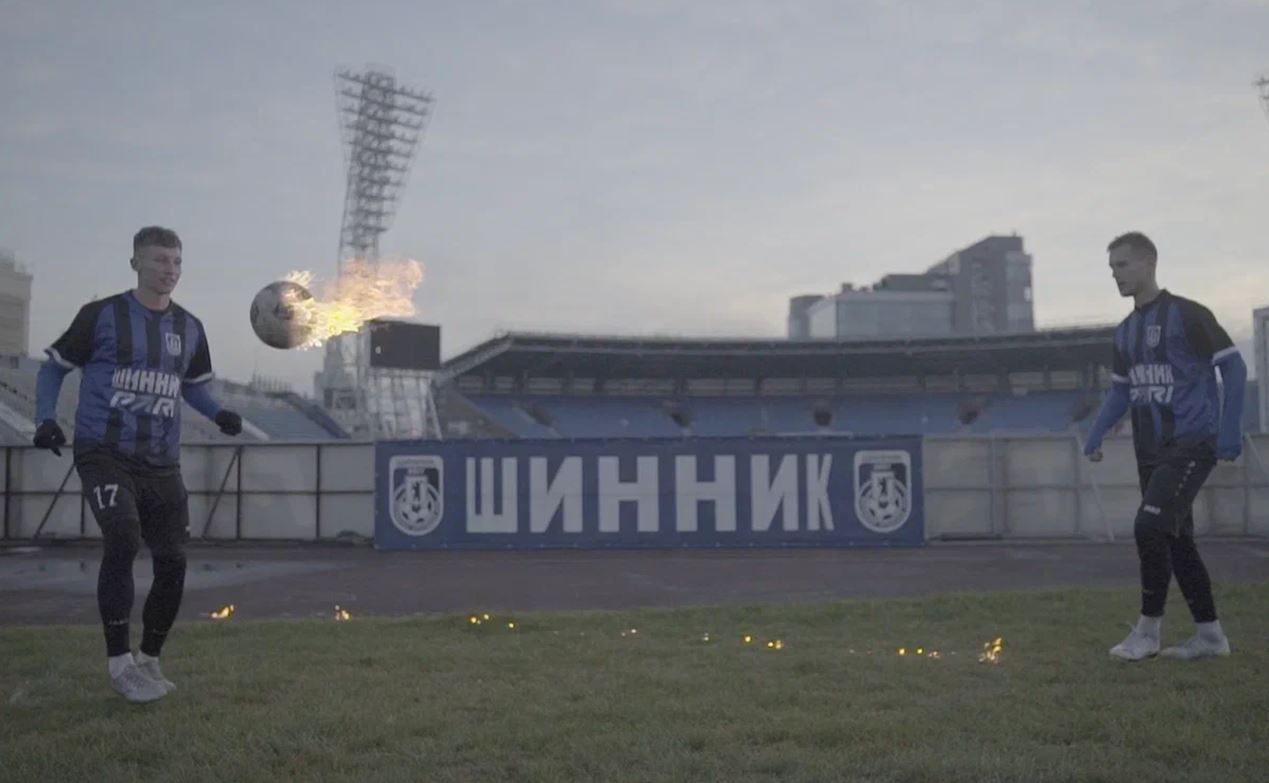 Ярославские футболисты провели чеканку огненного мяча на стадионе «Шинник»