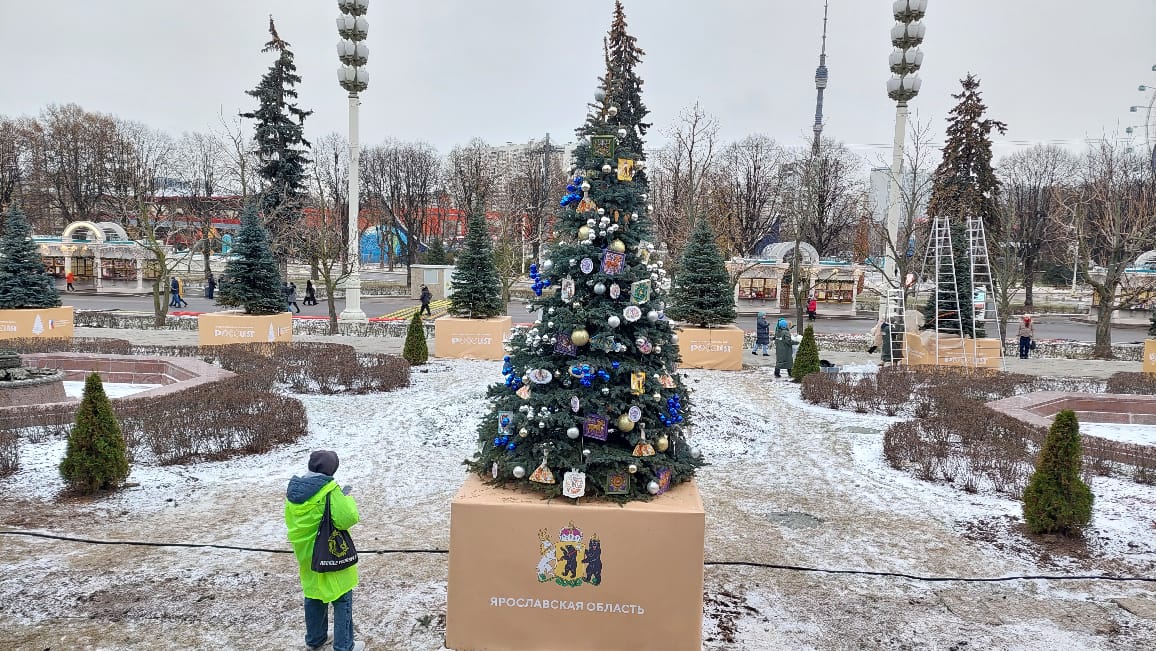 Ярославская елка на выставке «Россия» украшена изразцами и майоликой