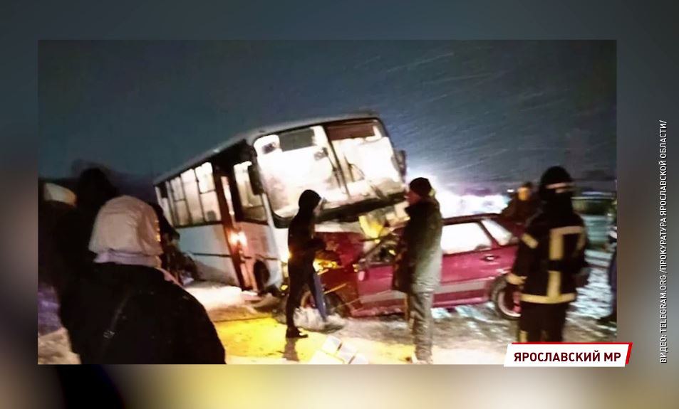 Авария с участием легковушки и пассажирского автобуса произошла в Ярославском районе