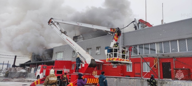 Есть пострадавшие: МЧС опубликовал кадры тушения крупного пожара в Ярославле
