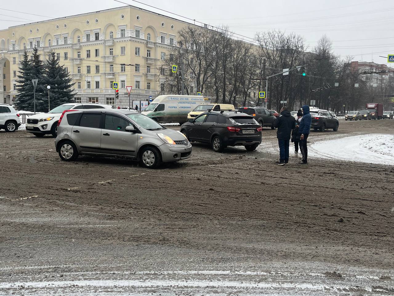 На проспекте Ленина в Ярославле столкнулись две легковушки
