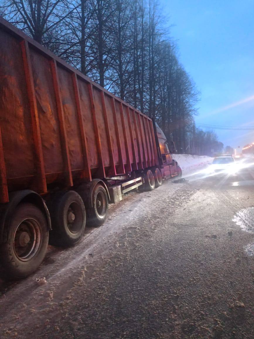 Водитель скончался: в Ярославской области произошло смертельное ДТП |  Первый ярославский телеканал