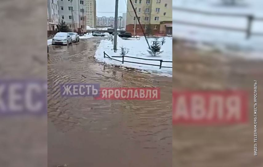 В Дзержинском районе Ярославля затопило жилой двор