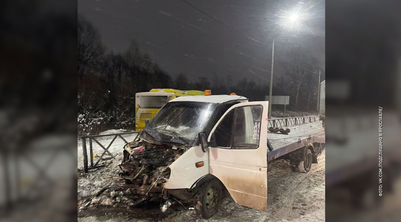 Снес ограждение и съехал в кювет. На окружной дороге в Ярославле автобус  столкнулся с эвакуатором | Первый ярославский телеканал