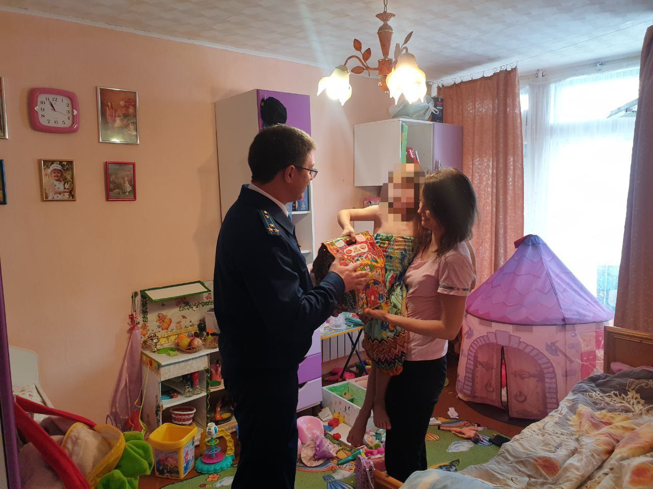 Малышку увозили за пределы региона: в Ярославле матери вернули пятилетнюю дочь