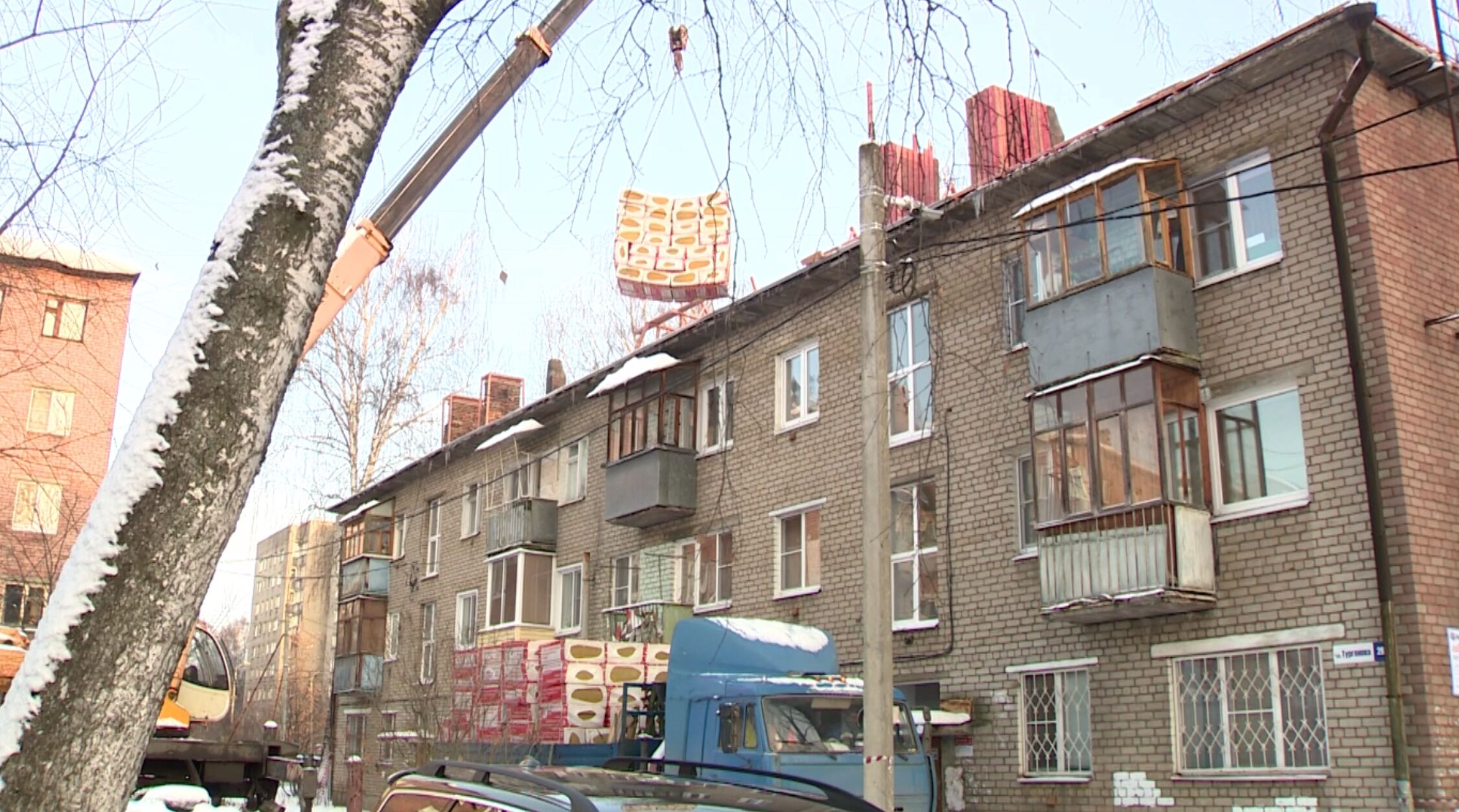 Дому на улице Тургенева в Ярославле обновляют крышу по программе капремонта