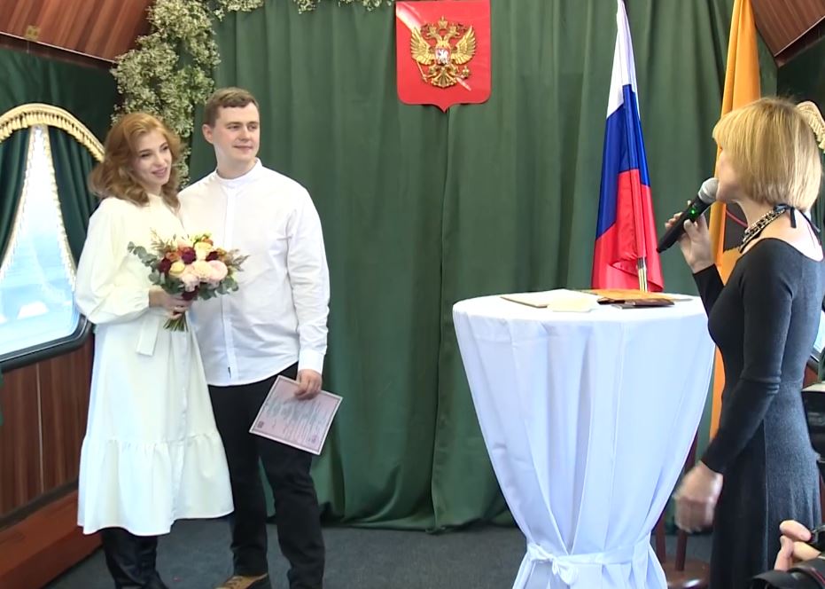 В семейную жизнь на полном ходу: в Ярославле впервые сыграли свадьбу в ретро-поезде