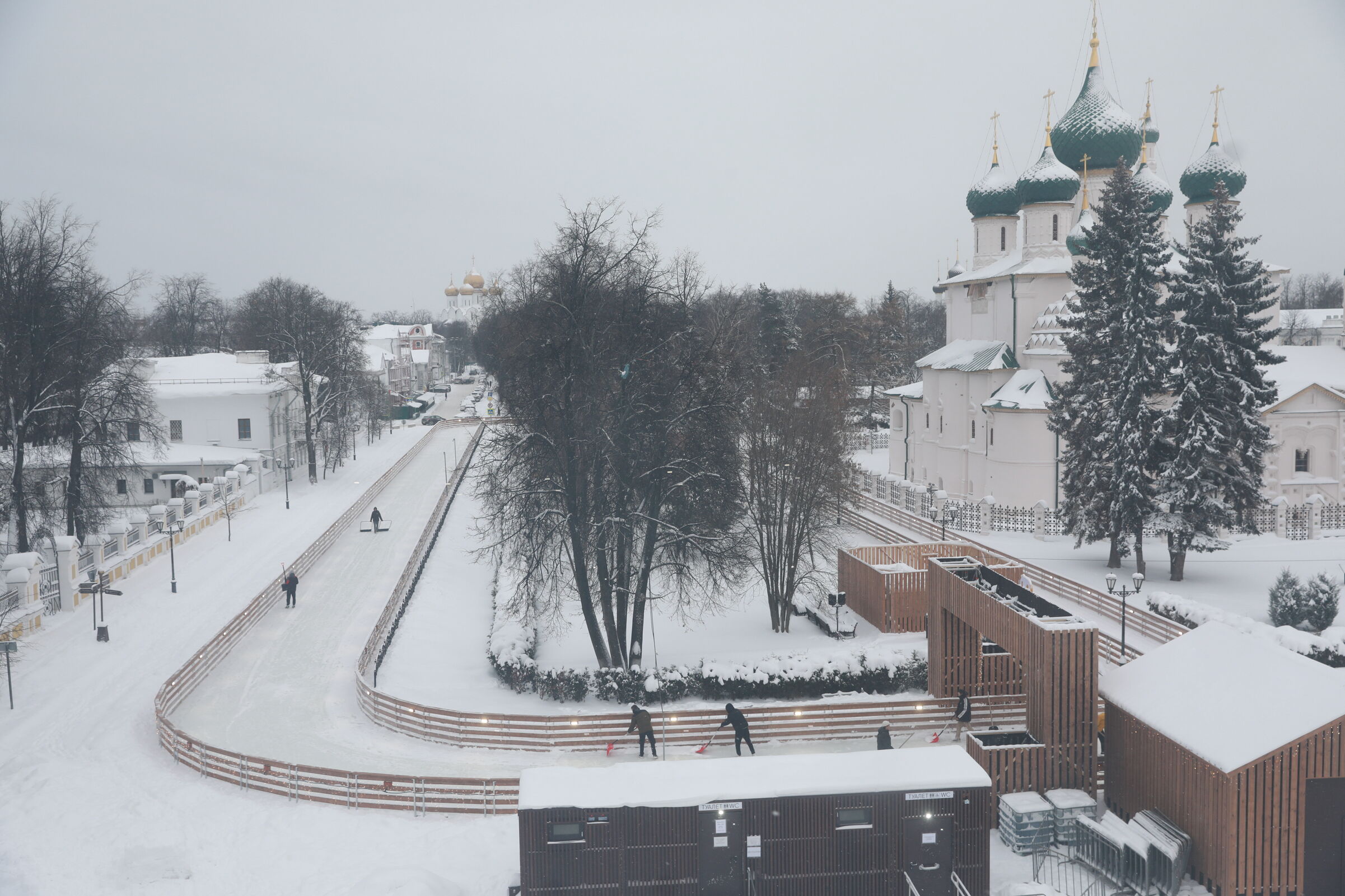 В Ярославле открыли каток на Советской площади: часы работы, билеты и