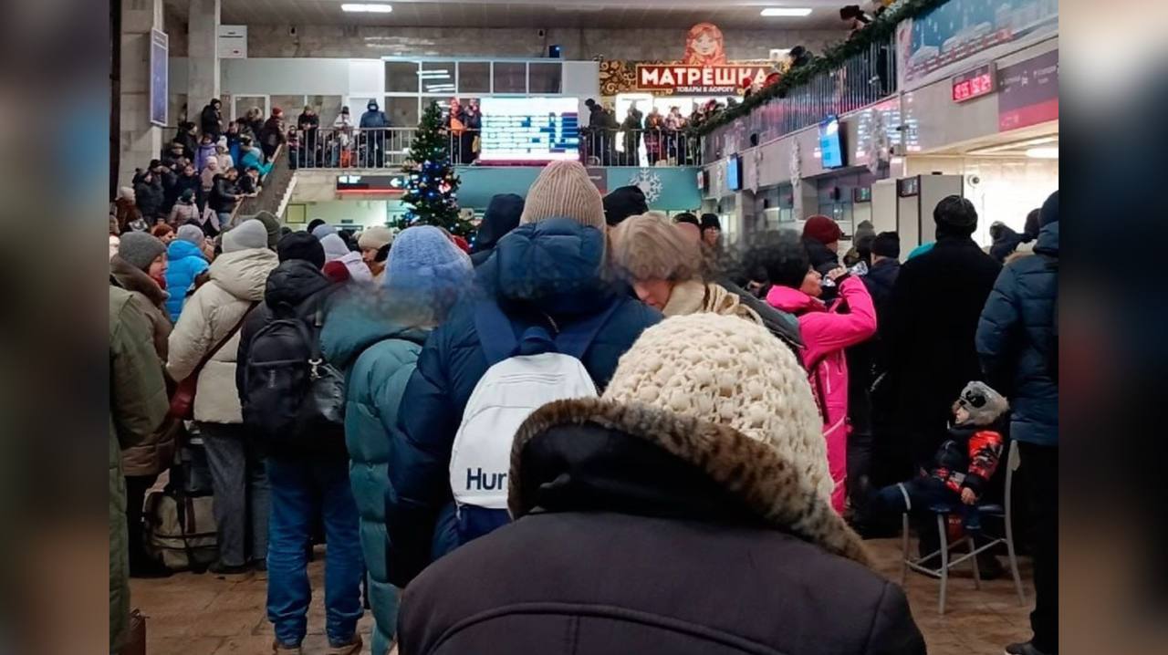 Измученные дети и изнурительное ожидание: в Ярославле случились массовые задержки поездов