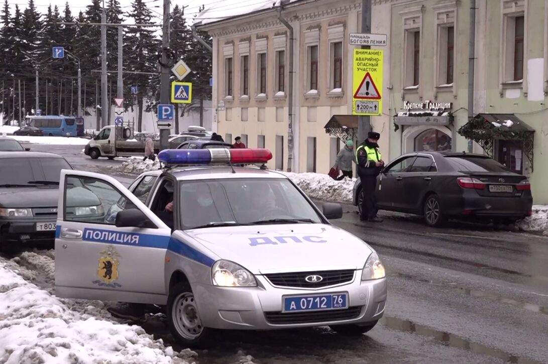 Ярославские инспекторы остановили находящегося в федеральном розыске  мужчину | Первый ярославский телеканал