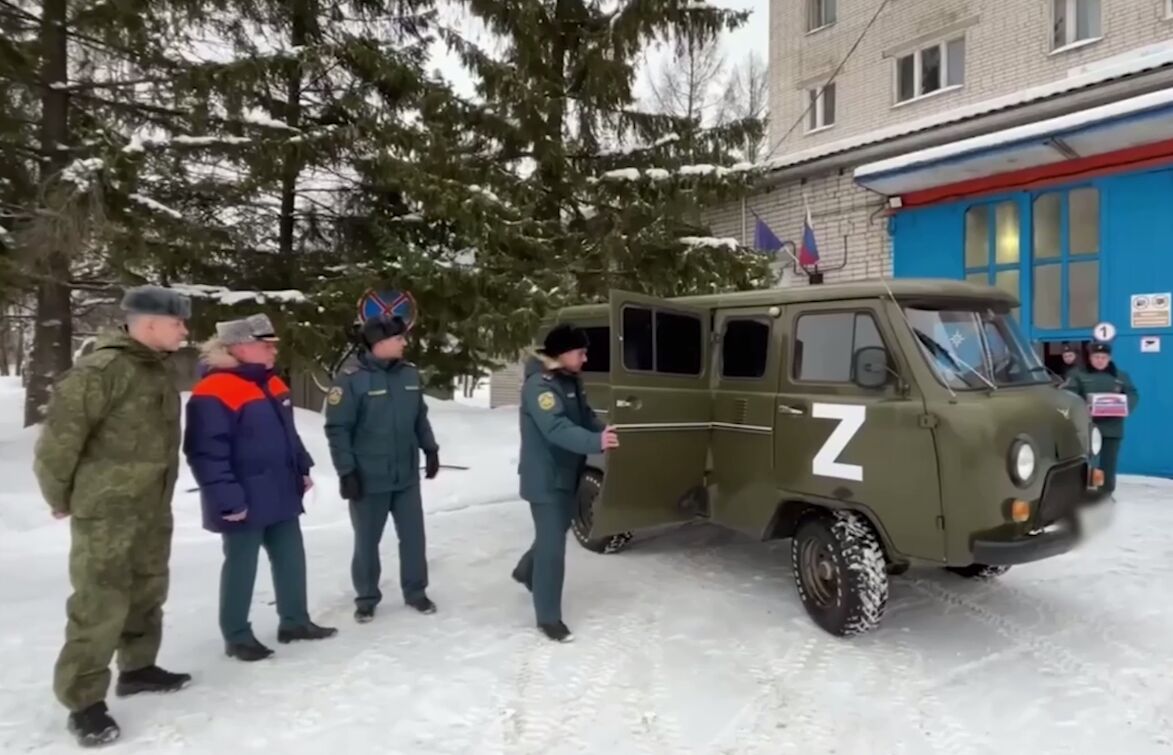 Автомобиль и гуманитарную помощь в зону СВО отправили от МЧС Ярославской  области | Первый ярославский телеканал