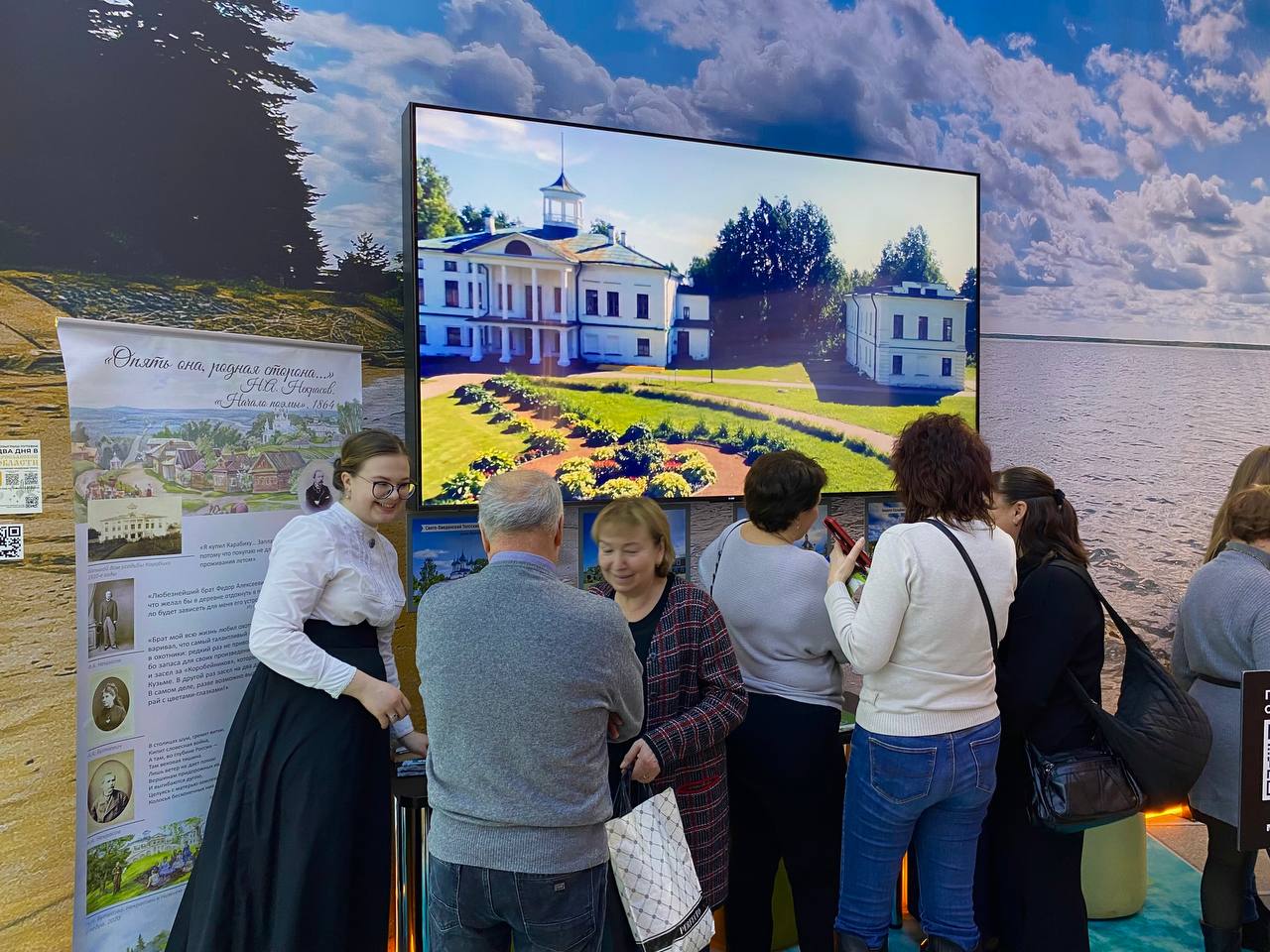Сотрудницы музея «Карабиха» выступили на выставке «Россия» в образах гувернанток дворянской усадьбы