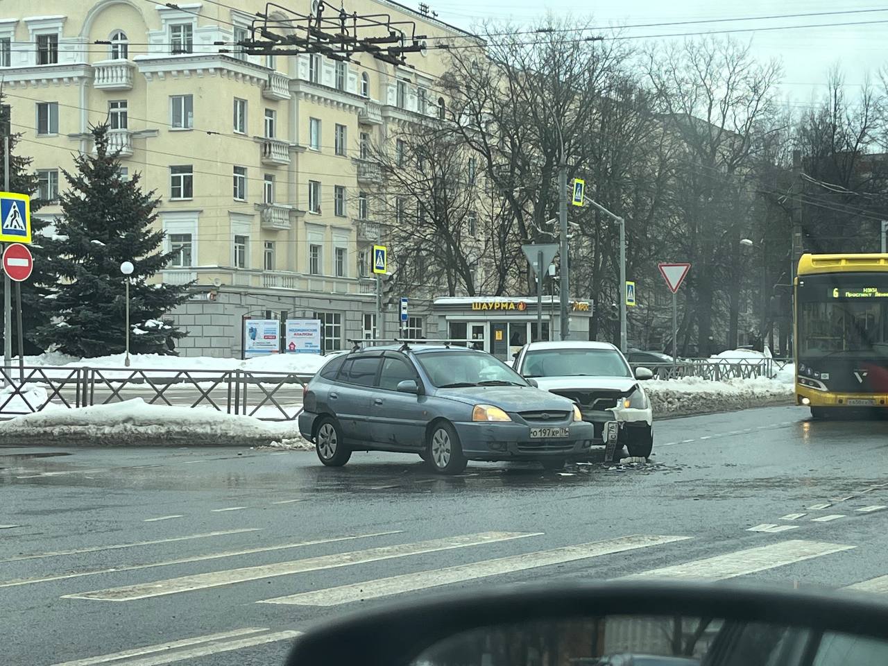 Две легковушки не поделили перекресток в центре Ярославля | Первый  ярославский телеканал