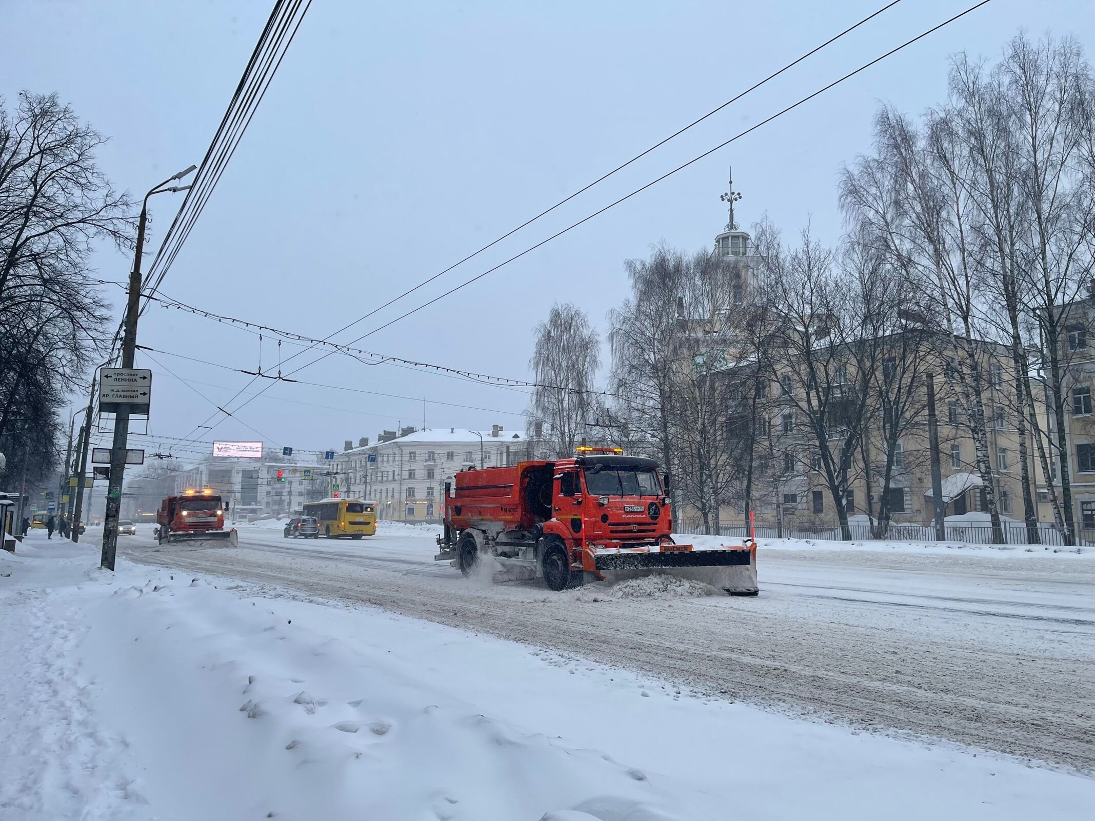 В Ярославле устраняют последствия сильного снегопада | Первый ярославский  телеканал