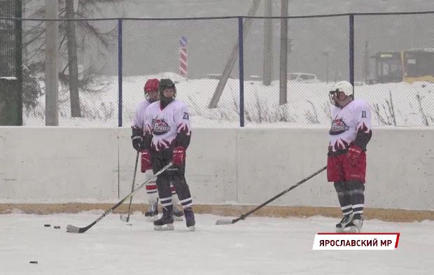 На новом ледовом корте в Туношне состоялся хоккейный матч